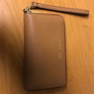 Michael Kors wristlet-perfect condition